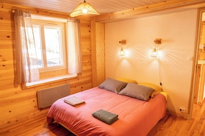 8 bedrooms, iron/ironing board, WiFi, bed sheets