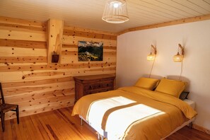 8 bedrooms, iron/ironing board, WiFi, bed sheets