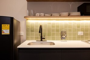 冷蔵庫、電子レンジ、オーブン、コーヒー / ティーメーカー