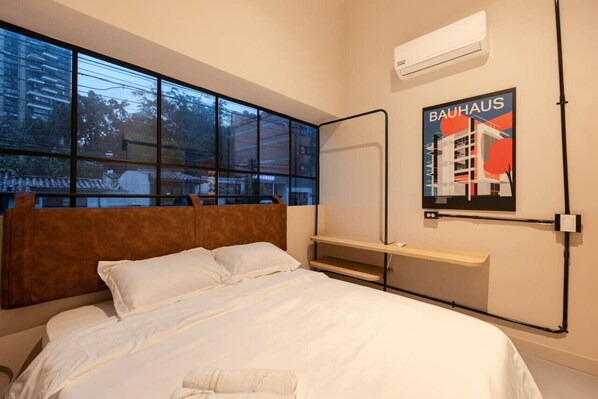 2 室のベッドルーム、デスク、WiFi、ベッドシーツ