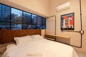 2 多间卧室、办公桌、WiFi、床单