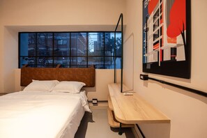 2 bedrooms, desk, WiFi, bed sheets