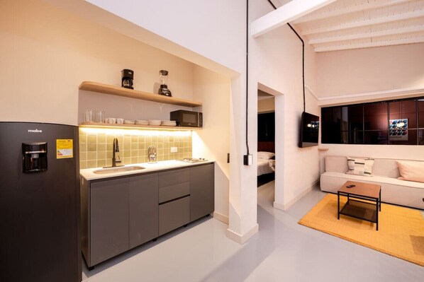 Fridge, microwave, oven, coffee/tea maker