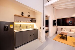 Køleskab, mikrobølgeovn, ovn, kaffe-/temaskine