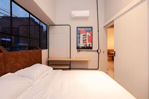 2 bedrooms, desk, WiFi, bed sheets