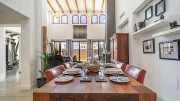 Vil·la, 3 dormitoris, fumadors, piscina privada | Servei de restauració