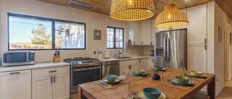 Refrigerador, microondas, horno y parrilla de estufa