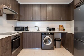 Jääkaappi, mikroaaltouuni, uuni, liesi