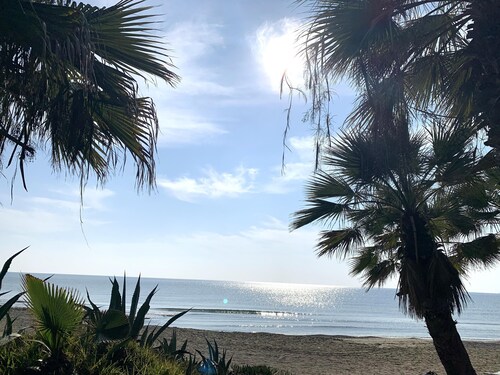 Sea view ground floor apartment 20 seconds walk from the beach!