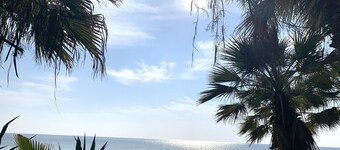 Sea view ground floor apartment 20 seconds walk from the beach!