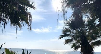 Sea view ground floor apartment 20 seconds walk from the beach!