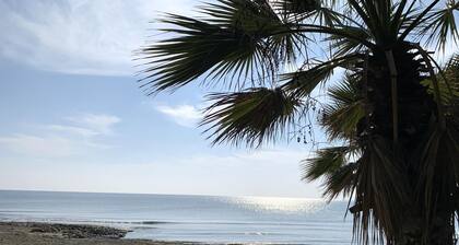 Sea view ground floor apartment 20 seconds walk from the beach!