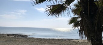 Sea view ground floor apartment 20 seconds walk from the beach!