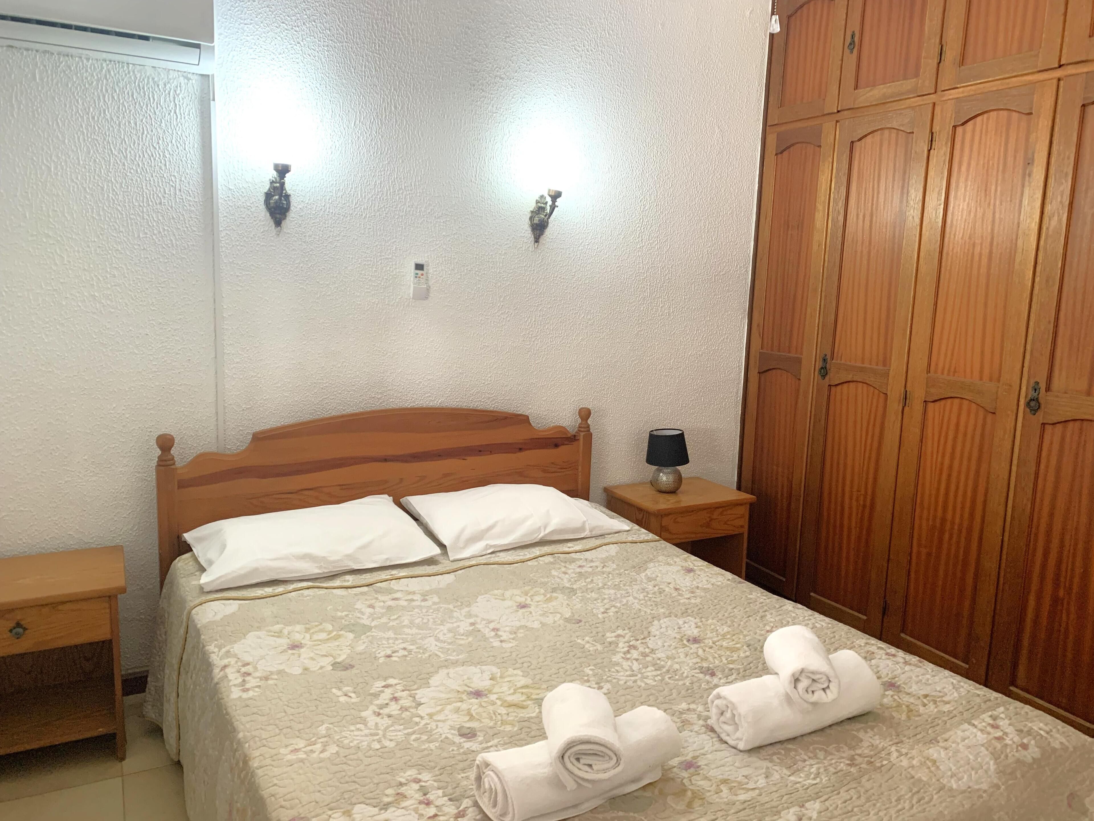 2 makuuhuonetta, silitysrauta/-lauta, vauvan matkasänky, Wi-Fi