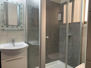 Een douche, een haardroger, handdoeken, zeep