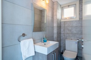 Sèche-cheveux, serviettes fournies