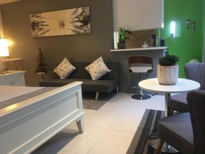 Family Stüdyo | Odada kasa, ayrı ayrı dekore edilmiş, ayrı ayrı döşenmiş 