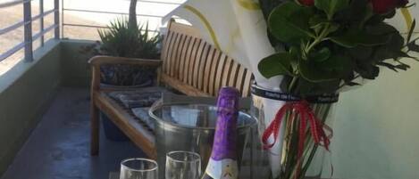 Suite Deluxe, 1 cama de matrimonio, cocina básica, vistas a la ciudad | Terraza o patio