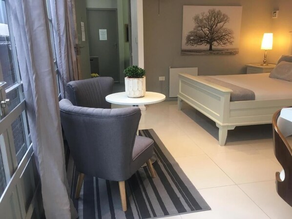 Suite Deluxe, 1 cama de matrimonio, cocina básica, vistas a la ciudad | Caja fuerte, decoración individual, mobiliario individual