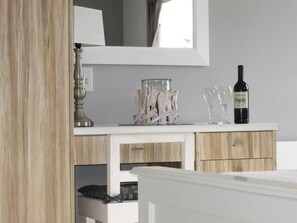In-room safe, individually decorated, individually furnished - Man And Tree House  (Cape Town)