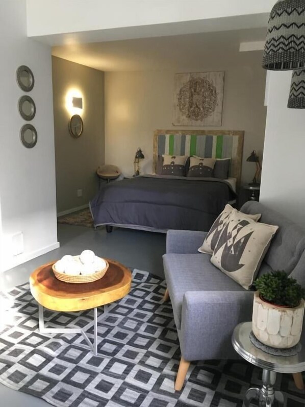 Economy Stüdyo | Odada kasa, ayrı ayrı dekore edilmiş, ayrı ayrı döşenmiş 