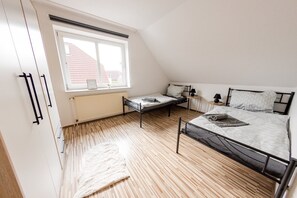 3 室のベッドルーム、デスク、アイロン / アイロン台、旅行用ベビーベッド