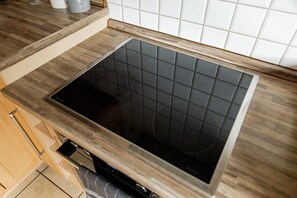 Uuni, liesi, astianpesukone, kahvin-/teenkeitin