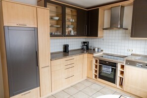 Oven, stovetop, dishwasher, coffee/tea maker - Retreat between city & coast  (Hinte)