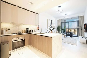 Køleskab, mikrobølgeovn, ovn, kogeplade