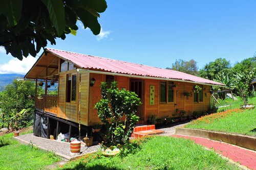 Caracolí Cabin. Quiet, on the way to the lagoon, one minute from town!