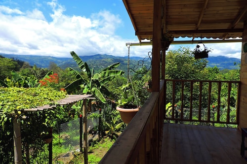 Caracolí Cabin. Quiet, on the way to the lagoon, one minute from town!