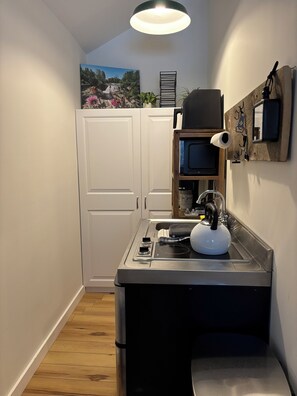 Een koelkast, een magnetron, een oven, een kookplaat