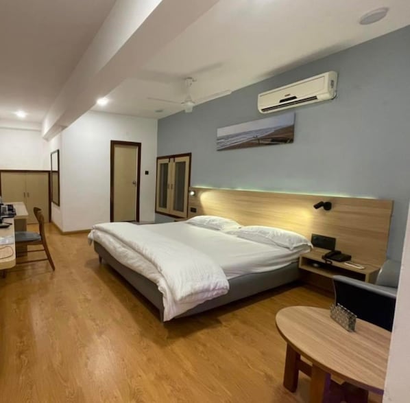 Deluxe Double Room | Desk, laptop workspace, soundproofing, iron/ironing board