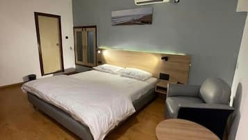 Deluxe Double Room | Desk, laptop workspace, soundproofing, iron/ironing board