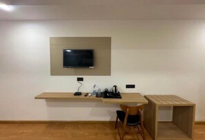 Escritorio y espacio para trabajar con laptop