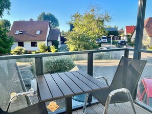 Outdoor dining - Exclusive apartment with harbor view - 200m to the south beach on the island of Rügen (Altefähr)