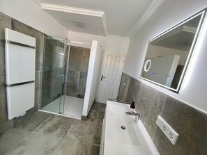 Shower, soap, toilet paper - Exclusive apartment with harbor view - 200m to the south beach on the island of Rügen (Altefähr)