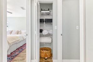 3 slaapkamers, een strijkplank/strijkijzer, reisbedje, wifi