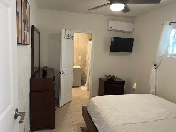 1 bedroom, iron/ironing board, WiFi, bed sheets - A beautiful 1-bed/1 bath with AC and WiFi in a nice neighbor in Coconut Creek. (Coconut Creek)