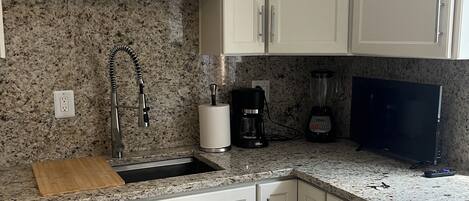 Køleskab, mikrobølgeovn, kogeplade, kaffe-/temaskine