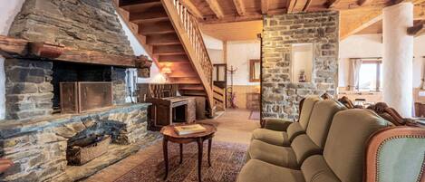 Televisie, een open haard en tafelvoetbal