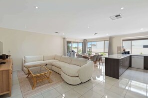 TV - 15 Offshore Dr Middleton - Wi-Fi and Linen Included (Middleton)