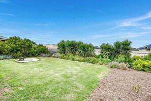 Property grounds - 15 Offshore Dr Middleton - Wi-Fi and Linen Included (Middleton)