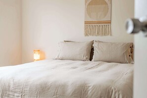 4 bedrooms, iron/ironing board, WiFi, bed sheets - 15 Offshore Dr Middleton - Wi-Fi and Linen Included (Middleton)