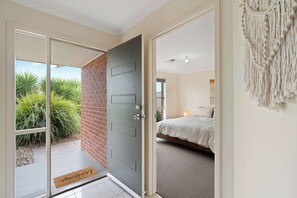 4 bedrooms, iron/ironing board, WiFi, bed sheets - 15 Offshore Dr Middleton - Wi-Fi and Linen Included (Middleton)