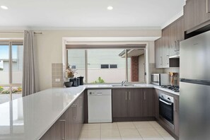 Fridge, microwave, oven, stovetop - 15 Offshore Dr Middleton - Wi-Fi and Linen Included (Middleton)