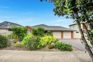 Property grounds - 15 Offshore Dr Middleton - Wi-Fi and Linen Included (Middleton)