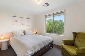 4 bedrooms, iron/ironing board, WiFi, bed sheets - 15 Offshore Dr Middleton - Wi-Fi and Linen Included (Middleton)