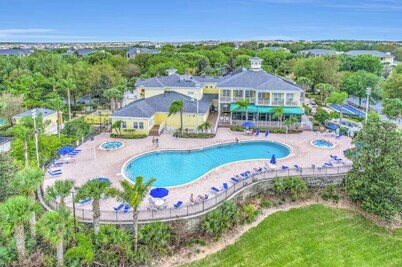 Lovely 1st floor 3-bdrm condo at Resort near Disney, Universal + pools, hot tubs