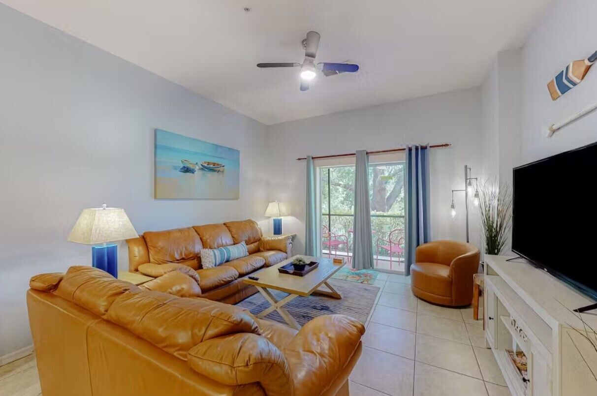 Smart-TV, Tischtennisplatte, Bücher